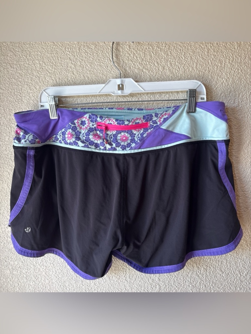 Lululemon Groovy Run Short
Black / Quilt Summer13 5 / Power Purple size 12